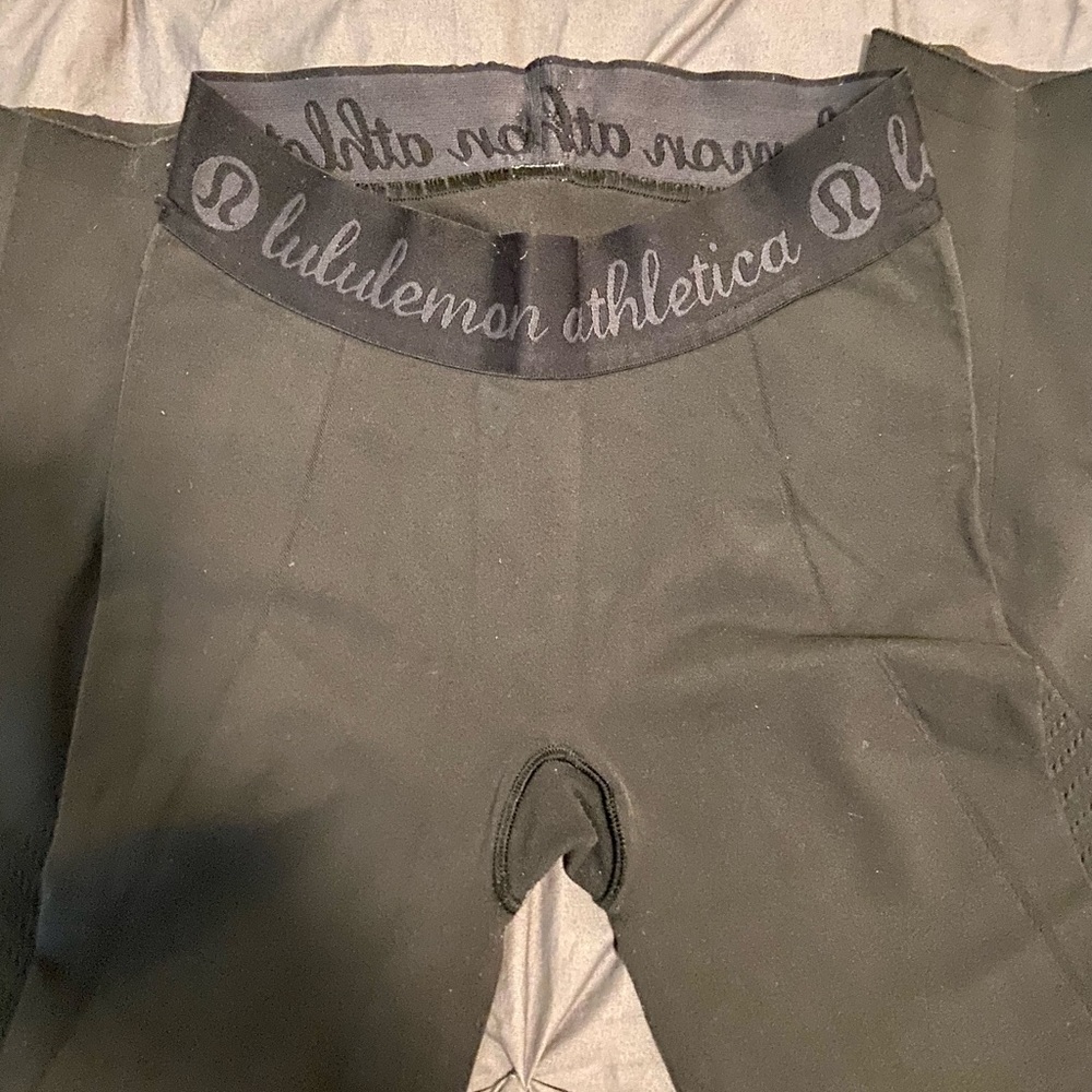 Leggings crops good condition super cute detail on the legs. Worn very few times